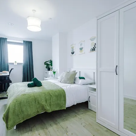 Stylish Apartment, Sleeps 6, Pool Table, Smart Tvs, Parking Available Manchester Exterior photo