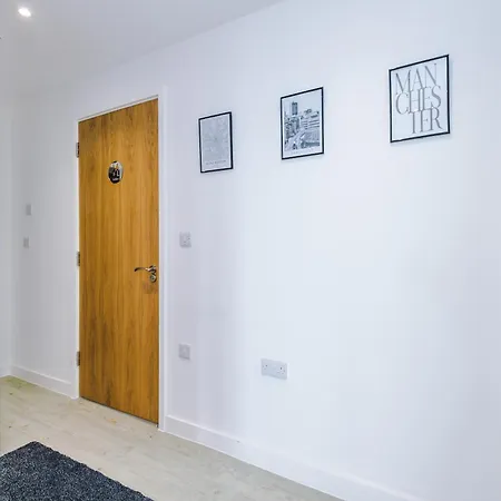 Stylish Apartment, Sleeps 6, Pool Table, Smart Tvs, Parking Available Manchester Exterior photo