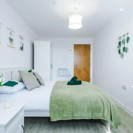 Stylish Apartment, Sleeps 6, Pool Table, Smart Tvs, Parking Available Manchester Exterior photo