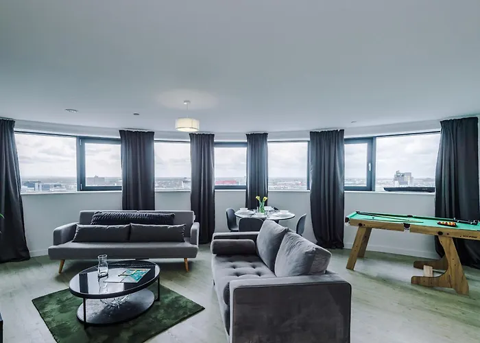 Stylish Apartment, Sleeps 6, Pool Table, Smart Tvs, Parking Available