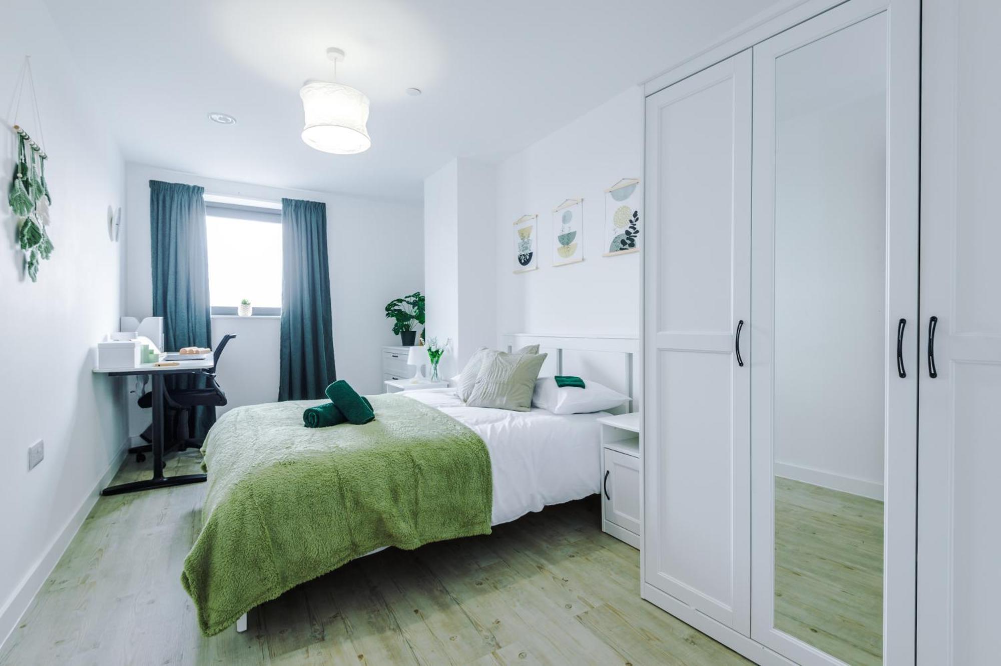 Stylish Apartment, Sleeps 6, Pool Table, Smart Tvs, Parking Available * Manchester