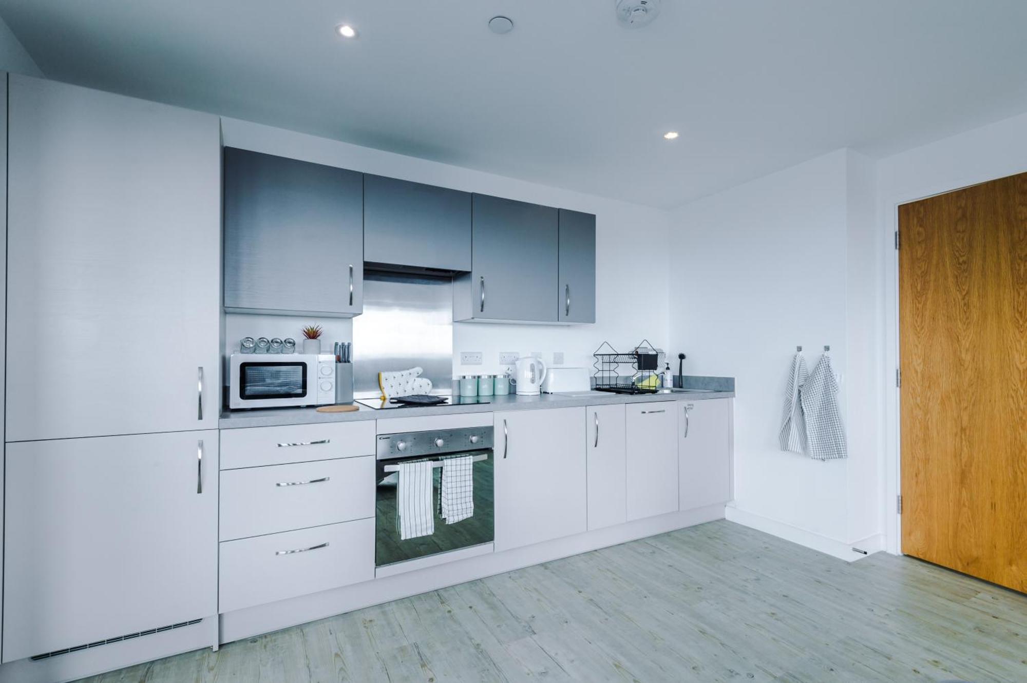 Stylish Apartment, Sleeps 6, Pool Table, Smart Tvs, Parking Available *