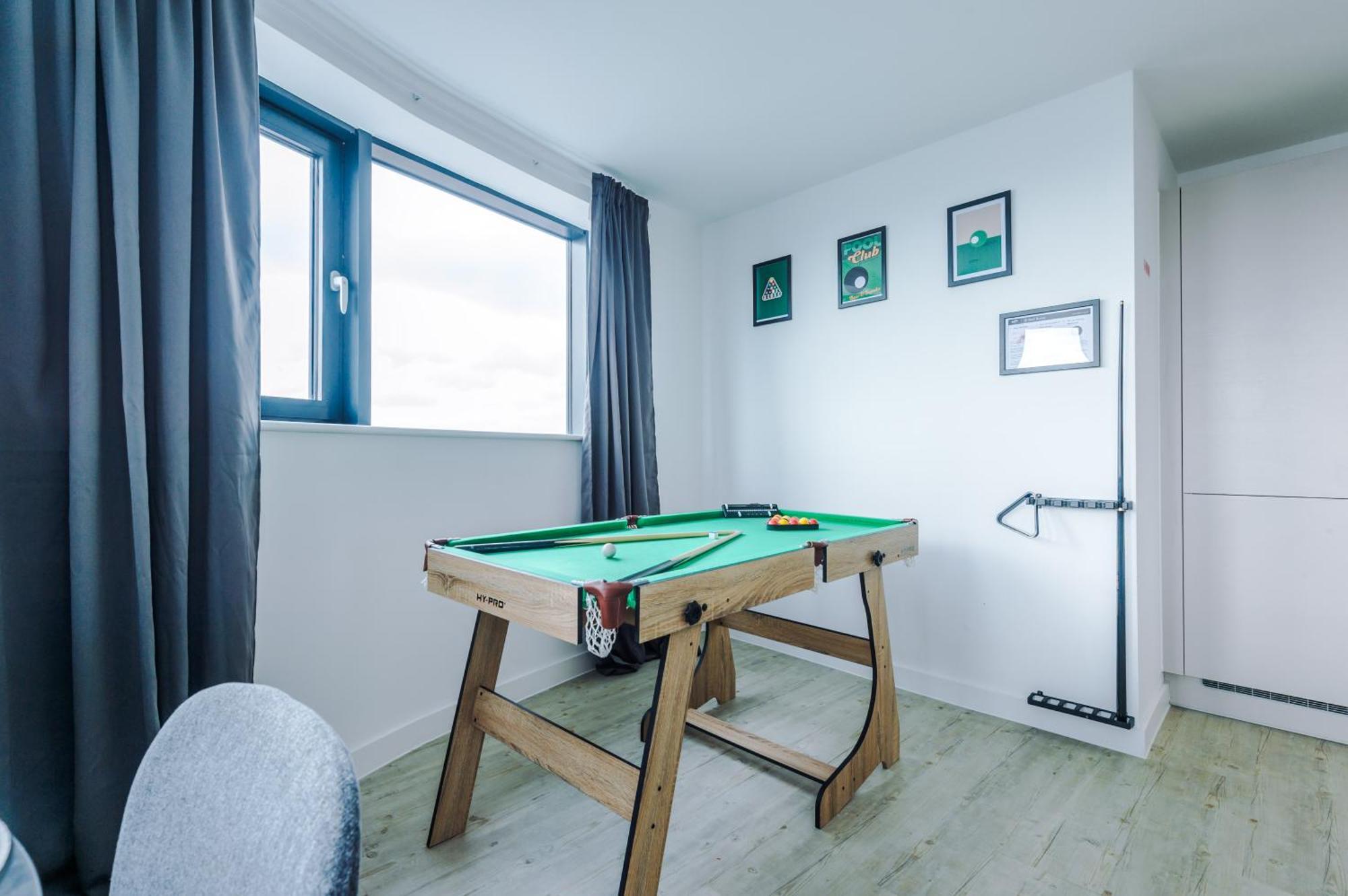 Stylish Apartment, Sleeps 6, Pool Table, Smart Tvs, Parking Available Apartment *