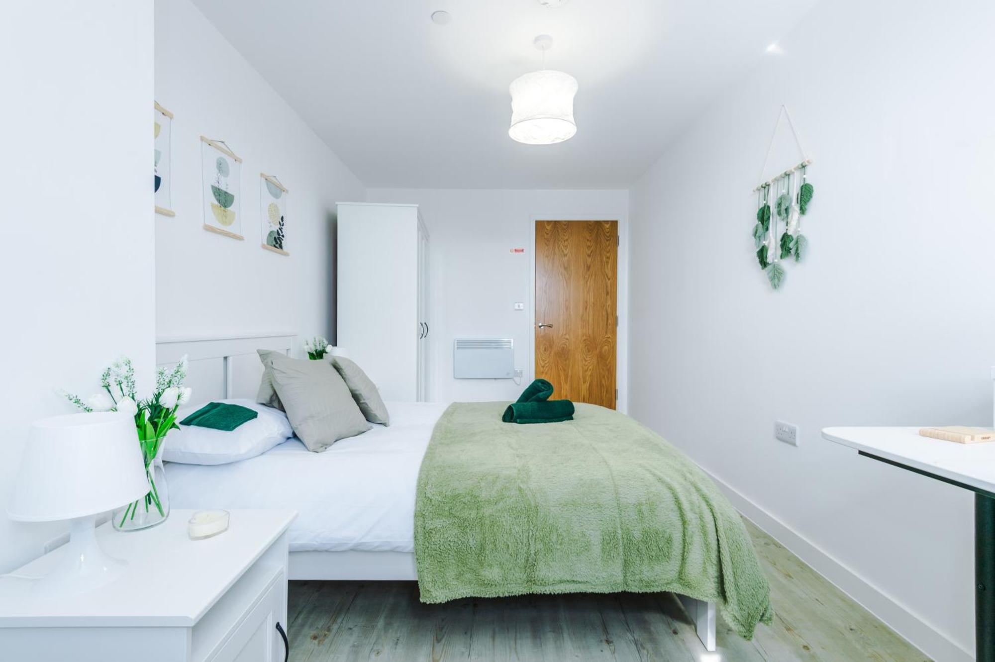 Stylish Apartment, Sleeps 6, Pool Table, Smart Tvs, Parking Available Manchester