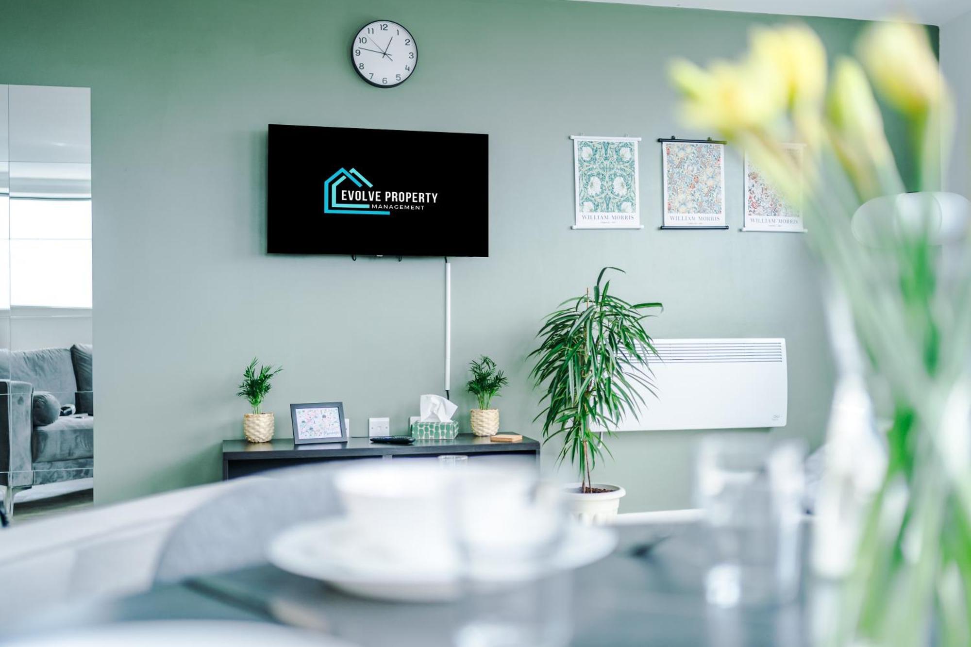 Apartment Stylish Apartment, Sleeps 6, Pool Table, Smart Tvs, Parking Available