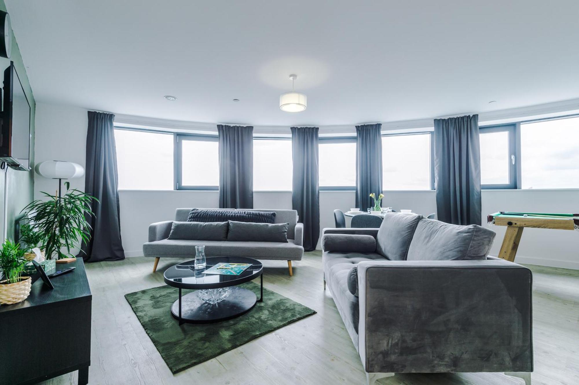 Apartment Stylish Apartment, Sleeps 6, Pool Table, Smart Tvs, Parking Available *