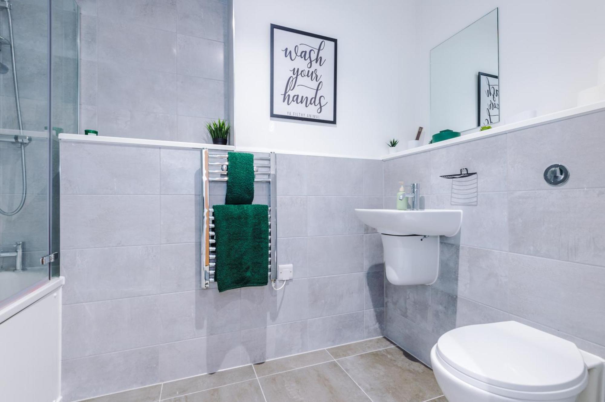 Apartment Stylish Apartment, Sleeps 6, Pool Table, Smart Tvs, Parking Available