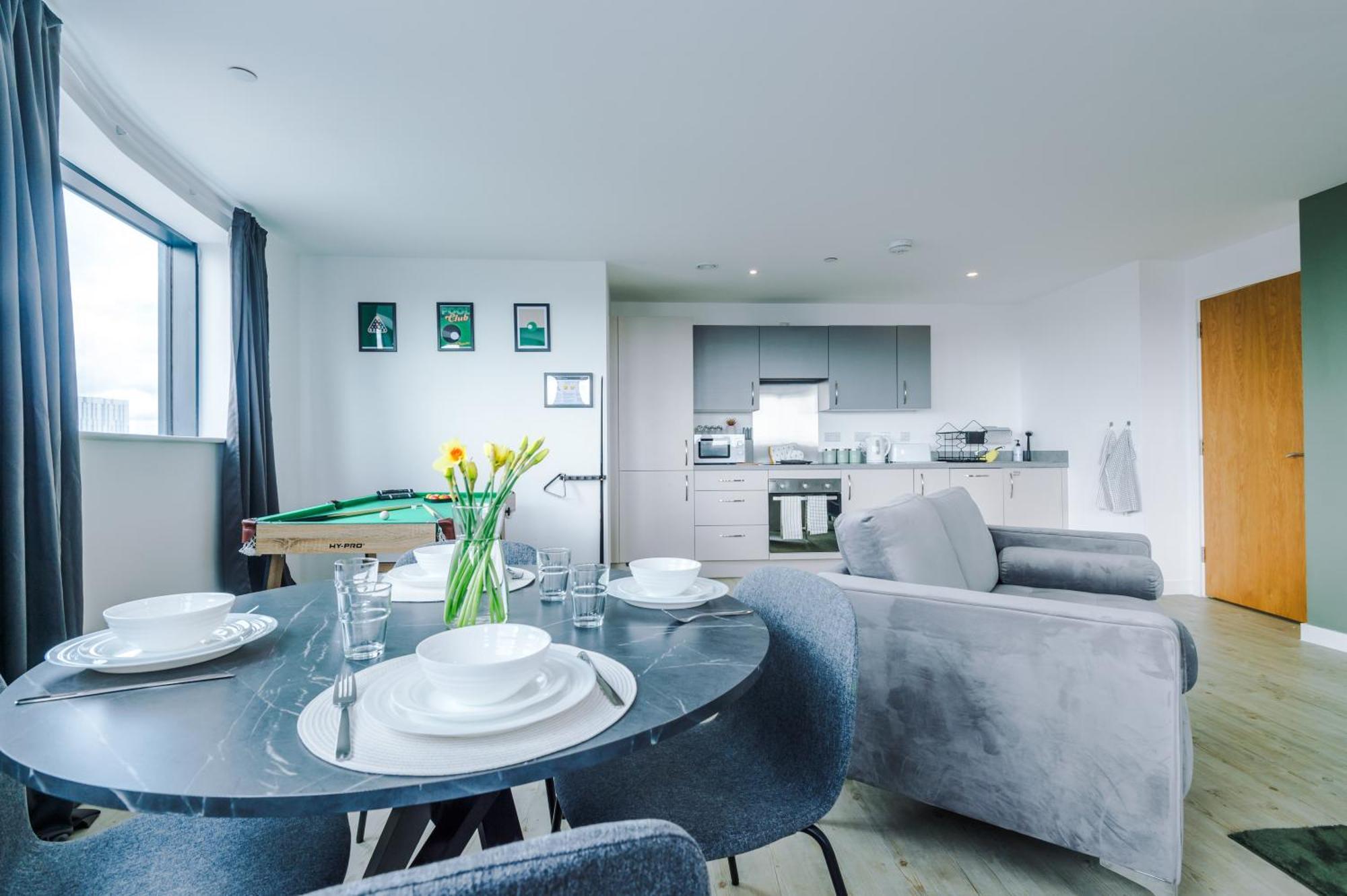 Apartment Stylish Apartment, Sleeps 6, Pool Table, Smart Tvs, Parking Available