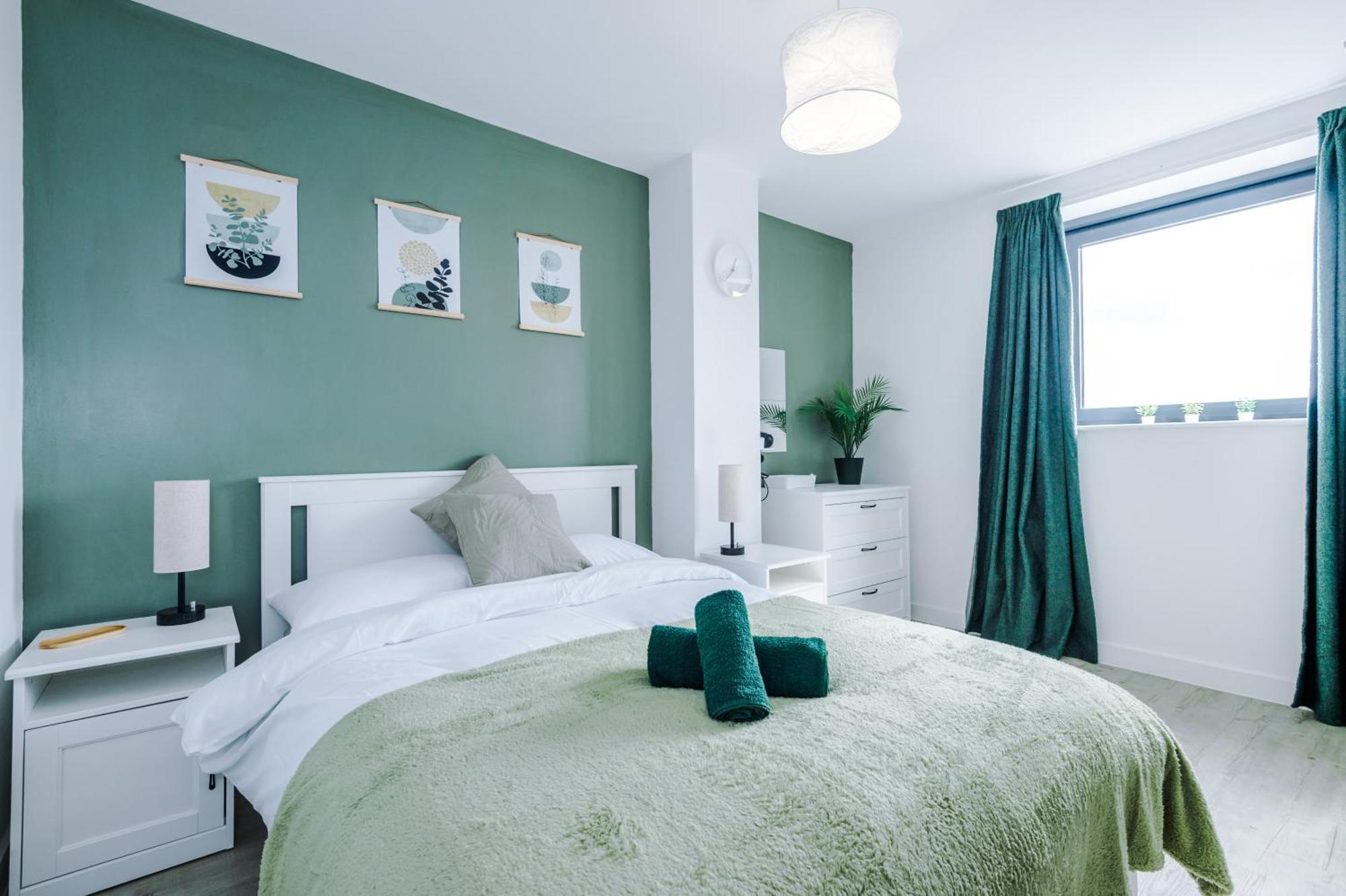 Stylish Apartment, Sleeps 6, Pool Table, Smart Tvs, Parking Available Apartment Manchester