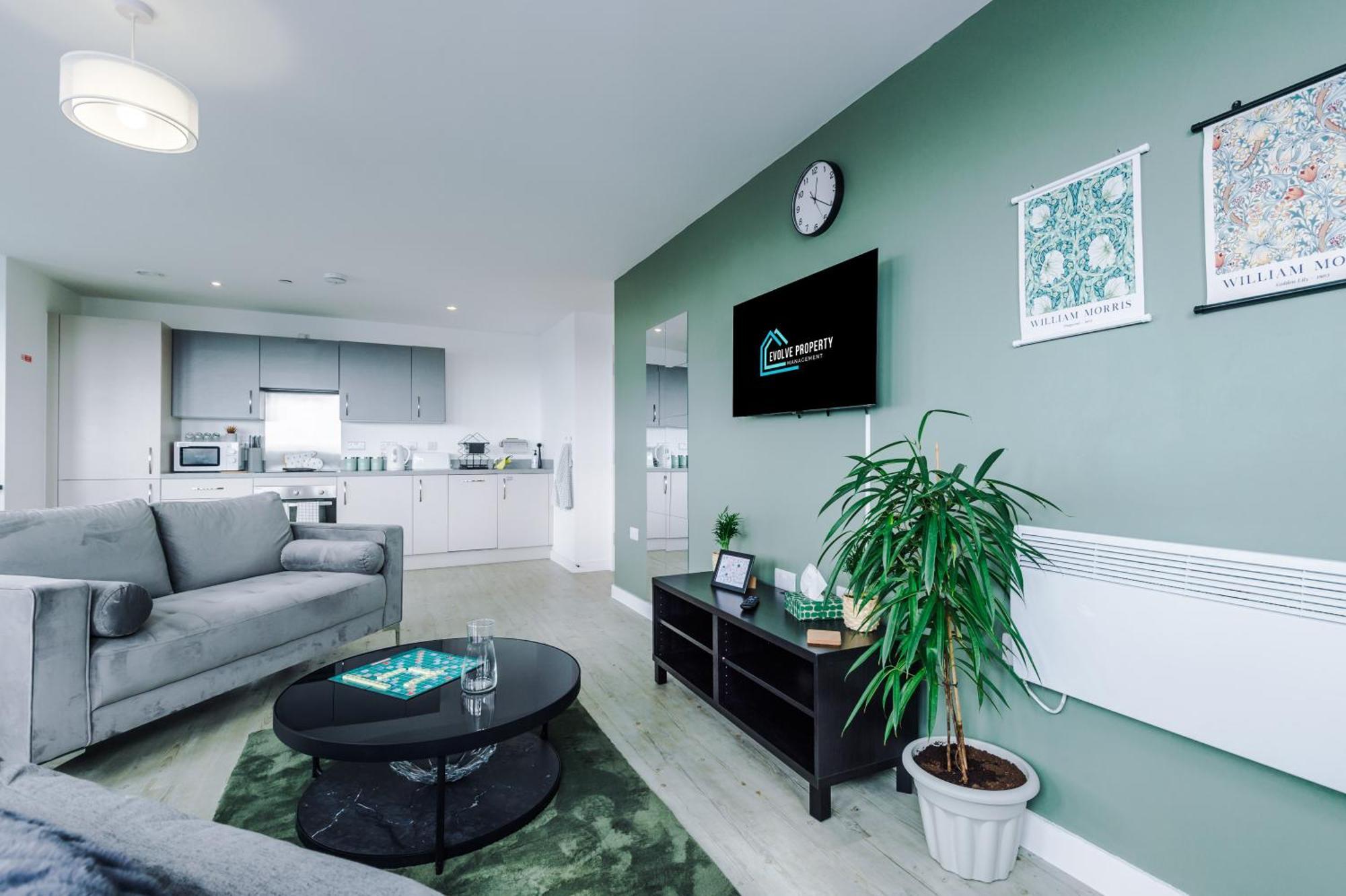 Stylish Apartment, Sleeps 6, Pool Table, Smart Tvs, Parking Available *