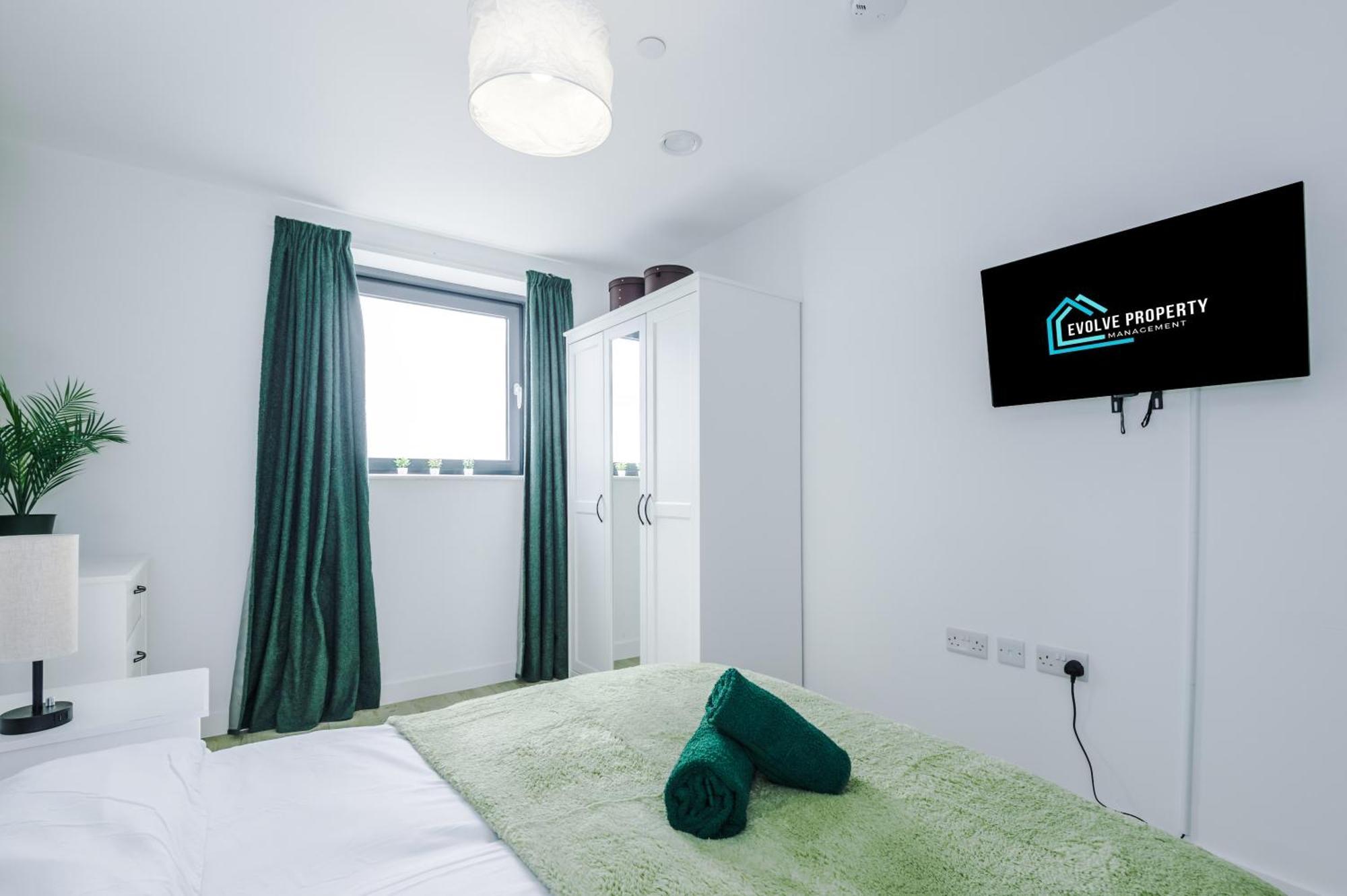 Apartment Stylish Apartment, Sleeps 6, Pool Table, Smart Tvs, Parking Available