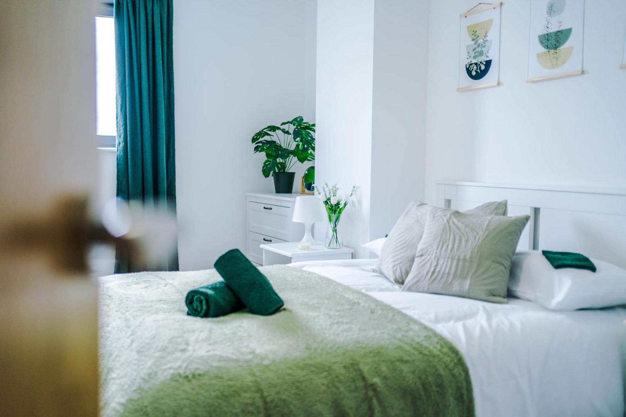 Stylish Apartment, Sleeps 6, Pool Table, Smart Tvs, Parking Available Apartment *