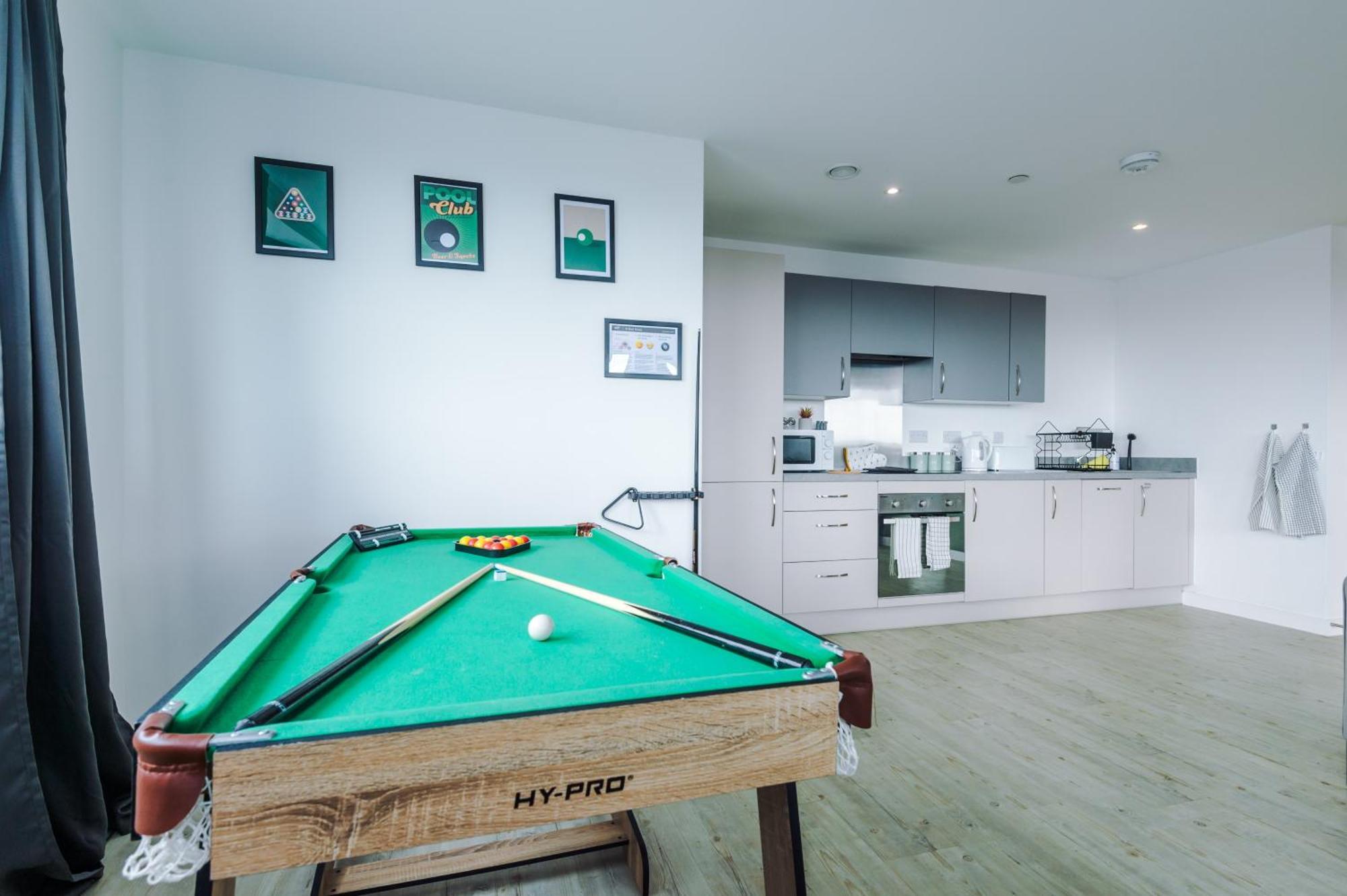 Stylish Apartment, Sleeps 6, Pool Table, Smart Tvs, Parking Available Manchester