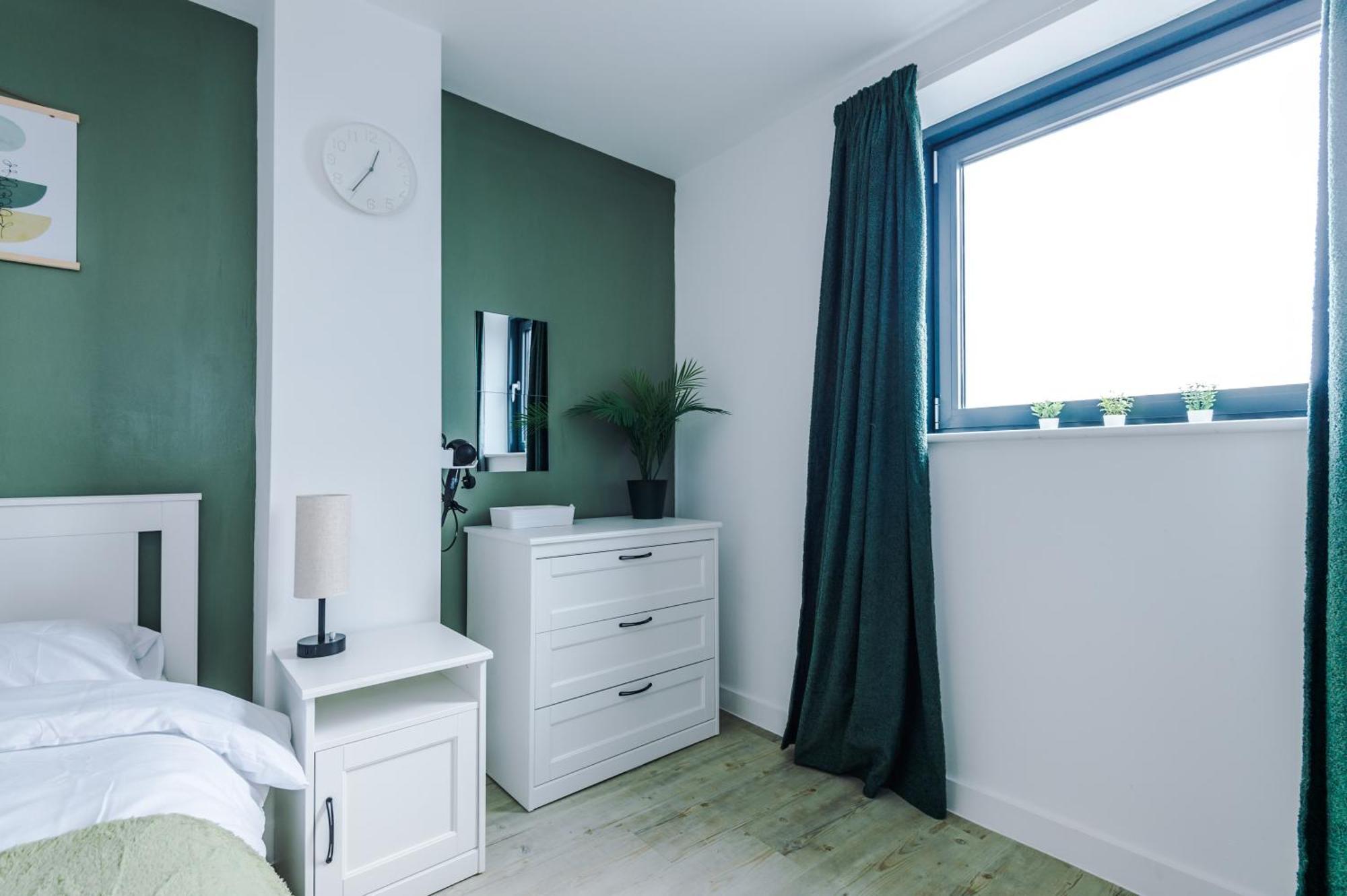 Stylish Apartment, Sleeps 6, Pool Table, Smart Tvs, Parking Available Apartment *