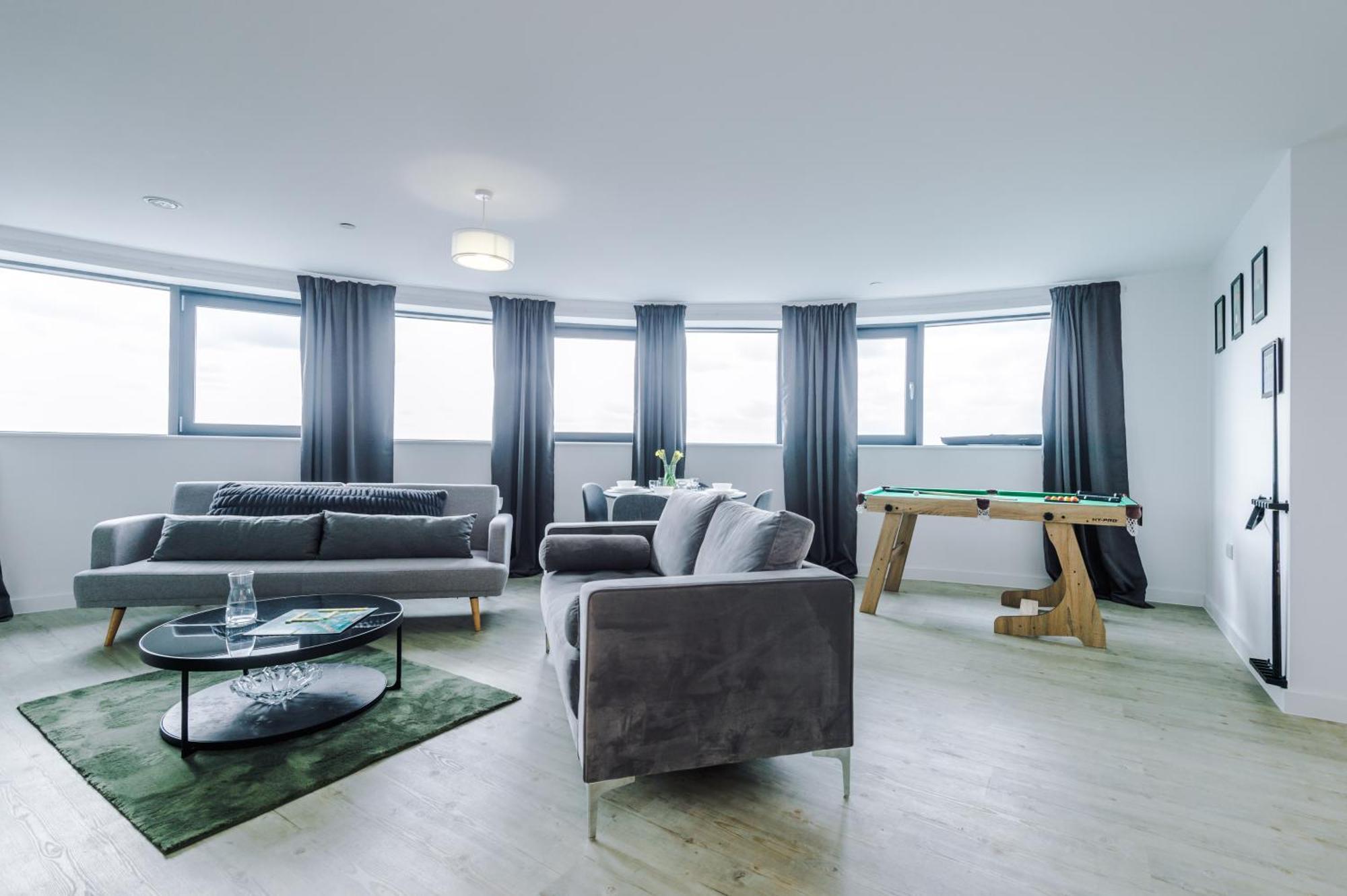 Stylish Apartment, Sleeps 6, Pool Table, Smart Tvs, Parking Available Apartment