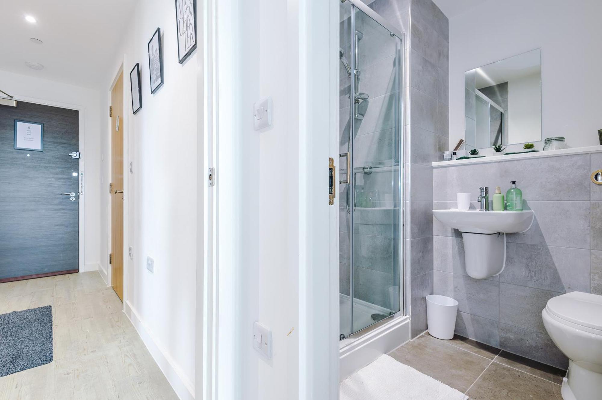 Stylish Apartment, Sleeps 6, Pool Table, Smart Tvs, Parking Available