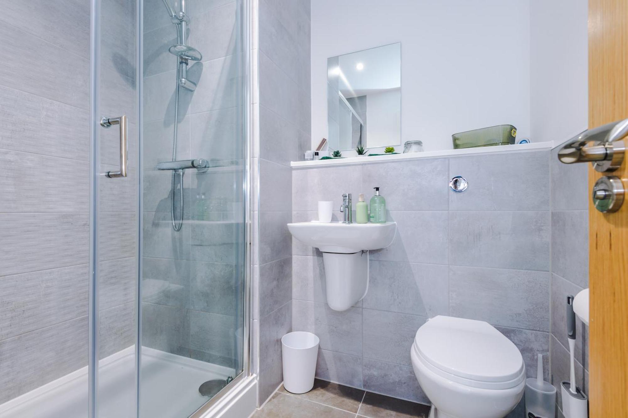 Stylish Apartment, Sleeps 6, Pool Table, Smart Tvs, Parking Available *