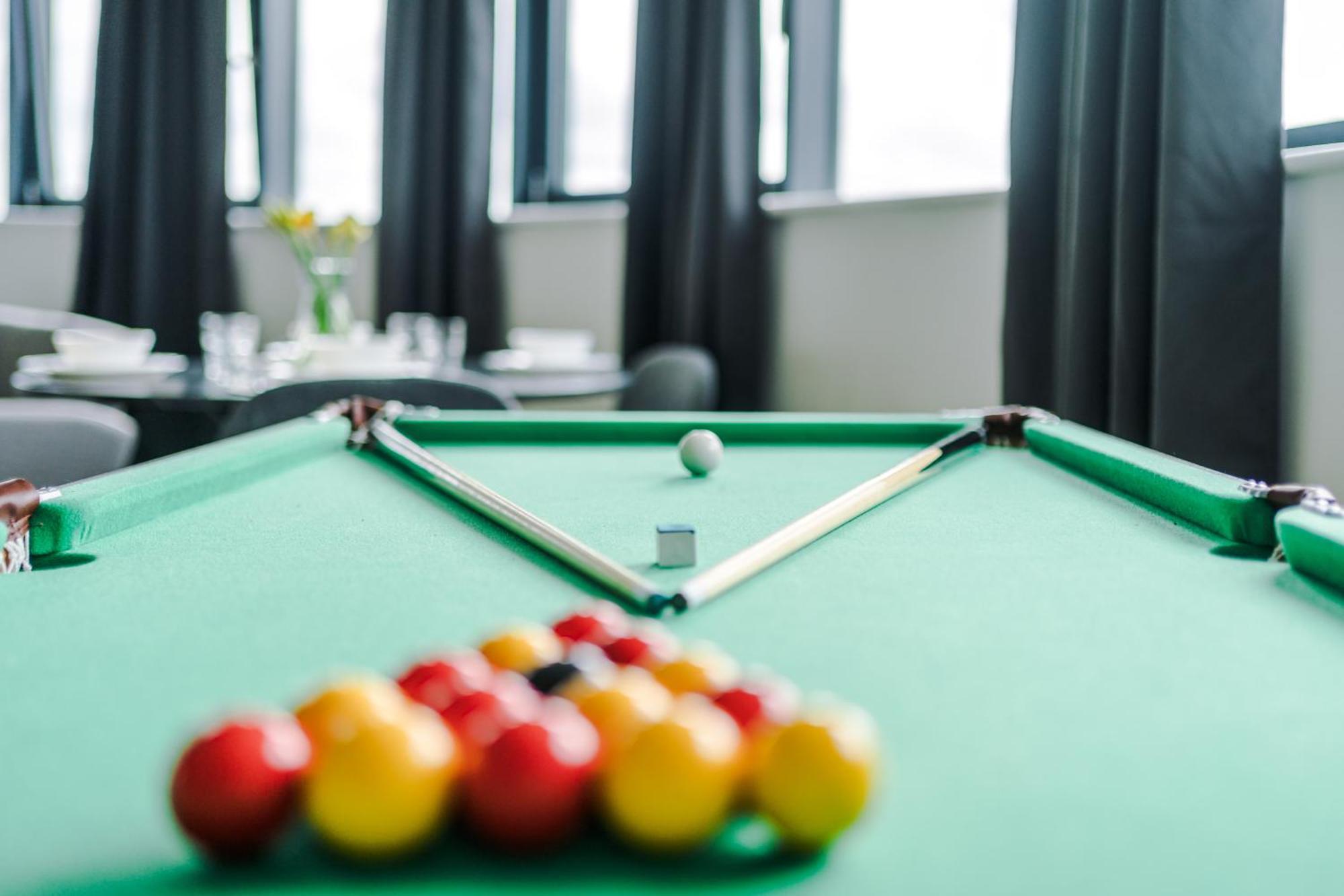 Stylish Apartment, Sleeps 6, Pool Table, Smart Tvs, Parking Available Manchester