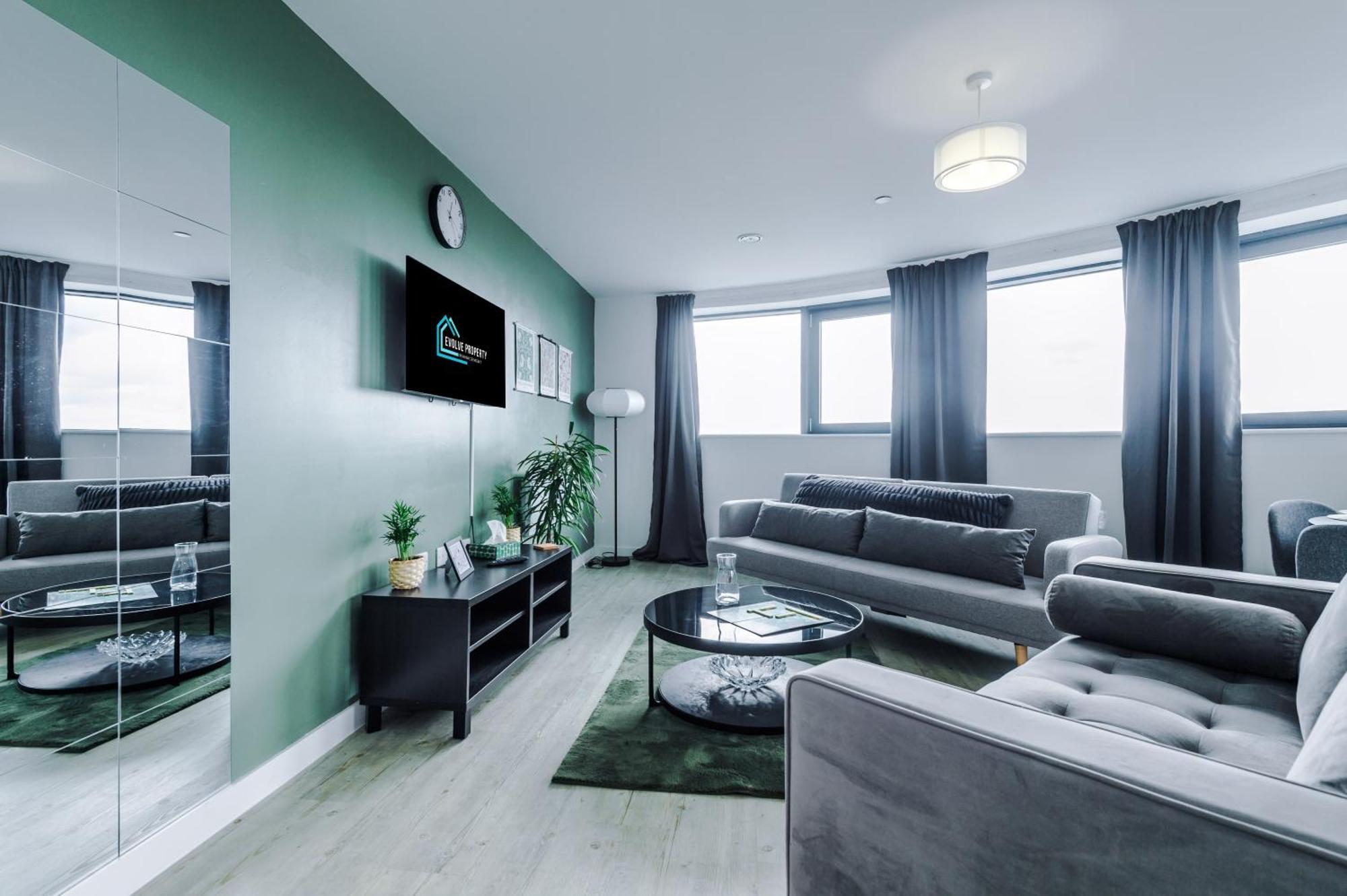 Stylish Apartment, Sleeps 6, Pool Table, Smart Tvs, Parking Available Apartment