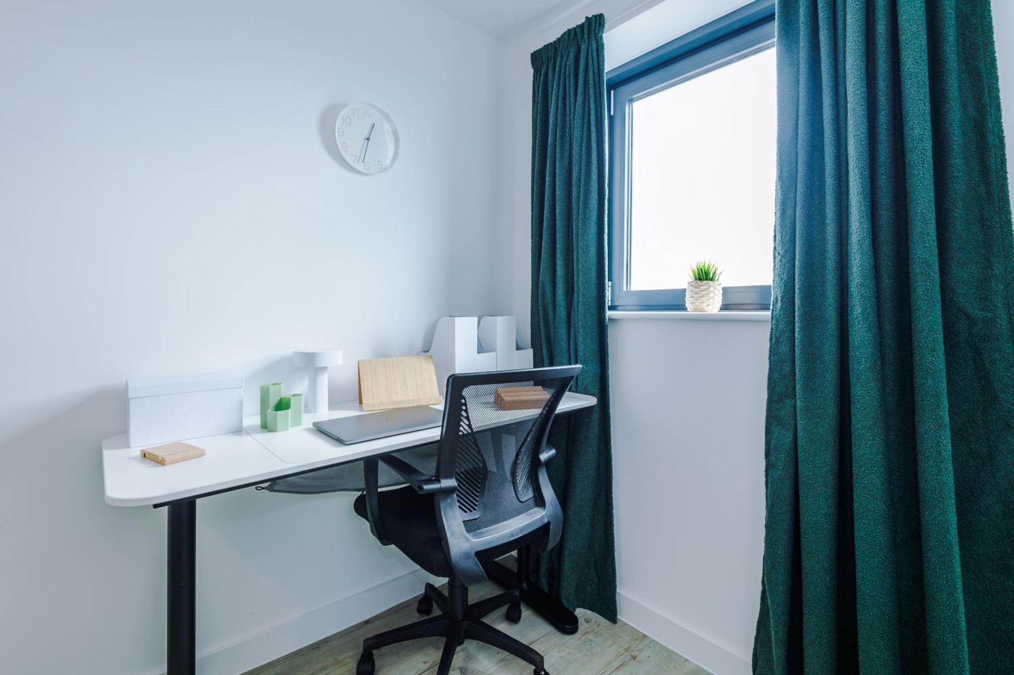 Apartment Stylish Apartment, Sleeps 6, Pool Table, Smart Tvs, Parking Available