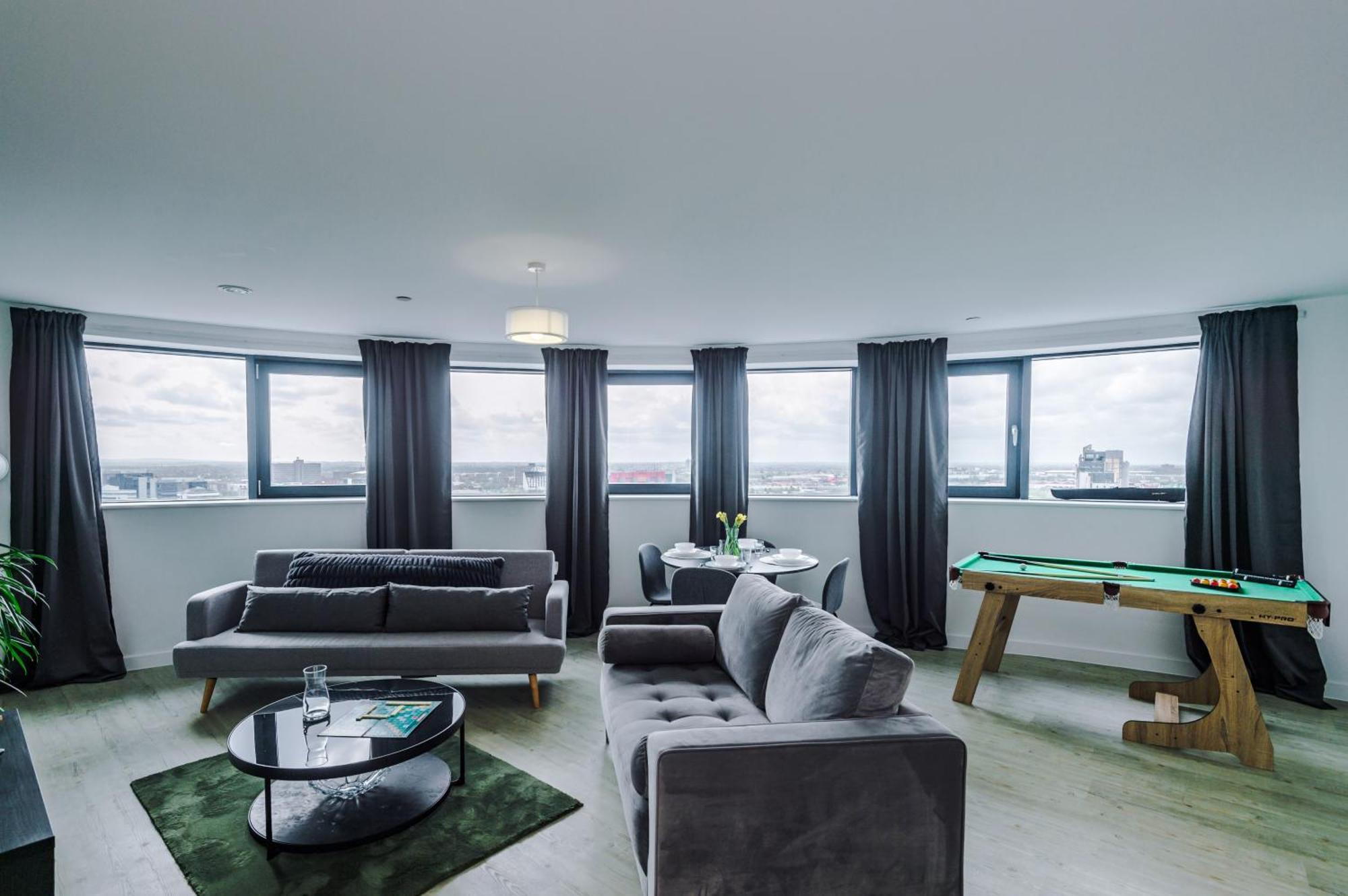 Stylish Apartment, Sleeps 6, Pool Table, Smart Tvs, Parking Available