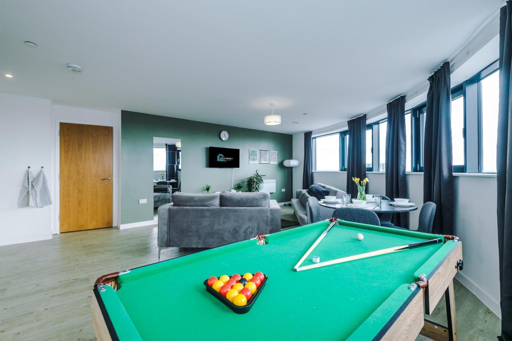 Stylish Apartment, Sleeps 6, Pool Table, Smart Tvs, Parking Available Manchester