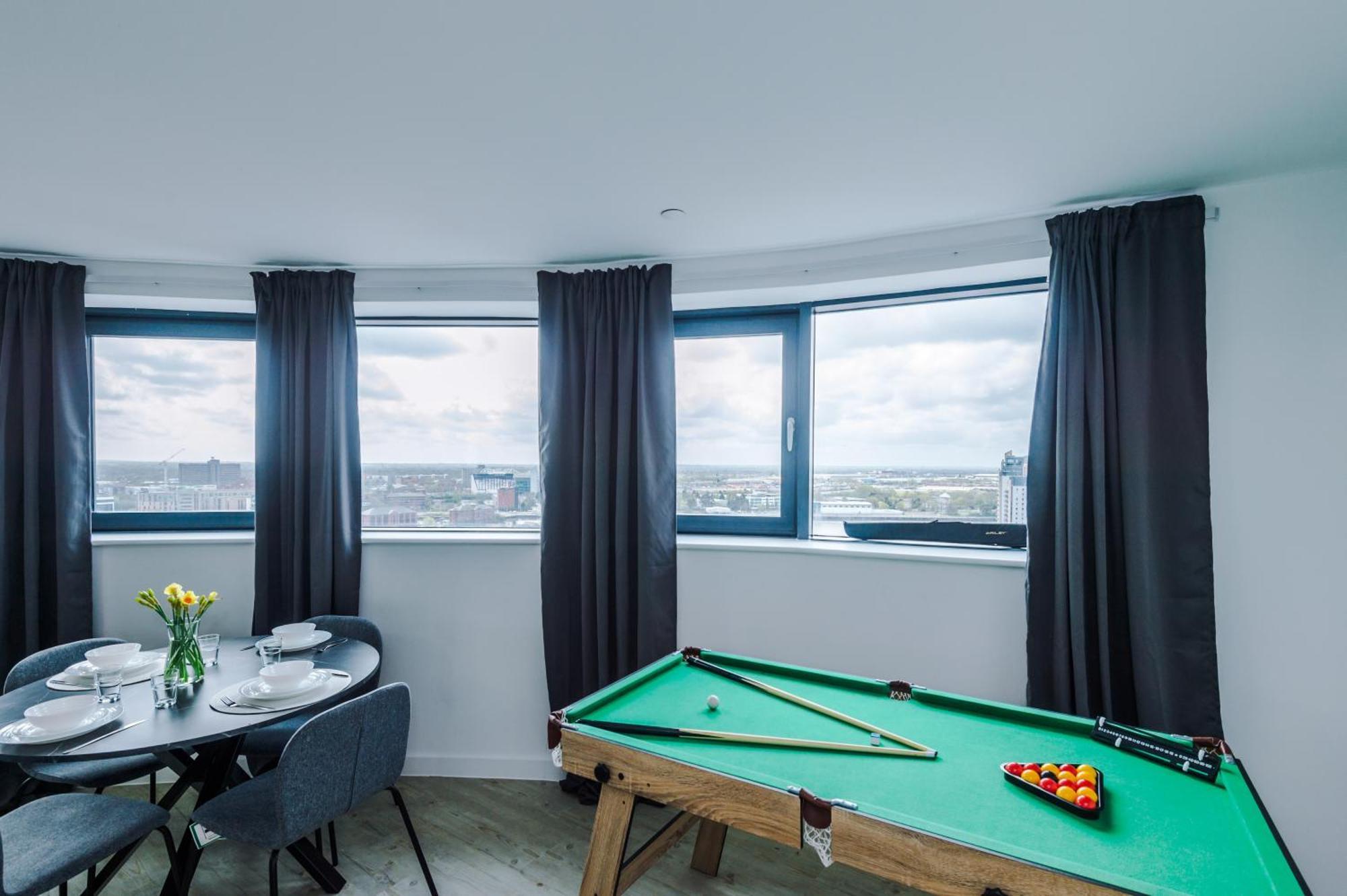 Apartment Stylish Apartment, Sleeps 6, Pool Table, Smart Tvs, Parking Available *