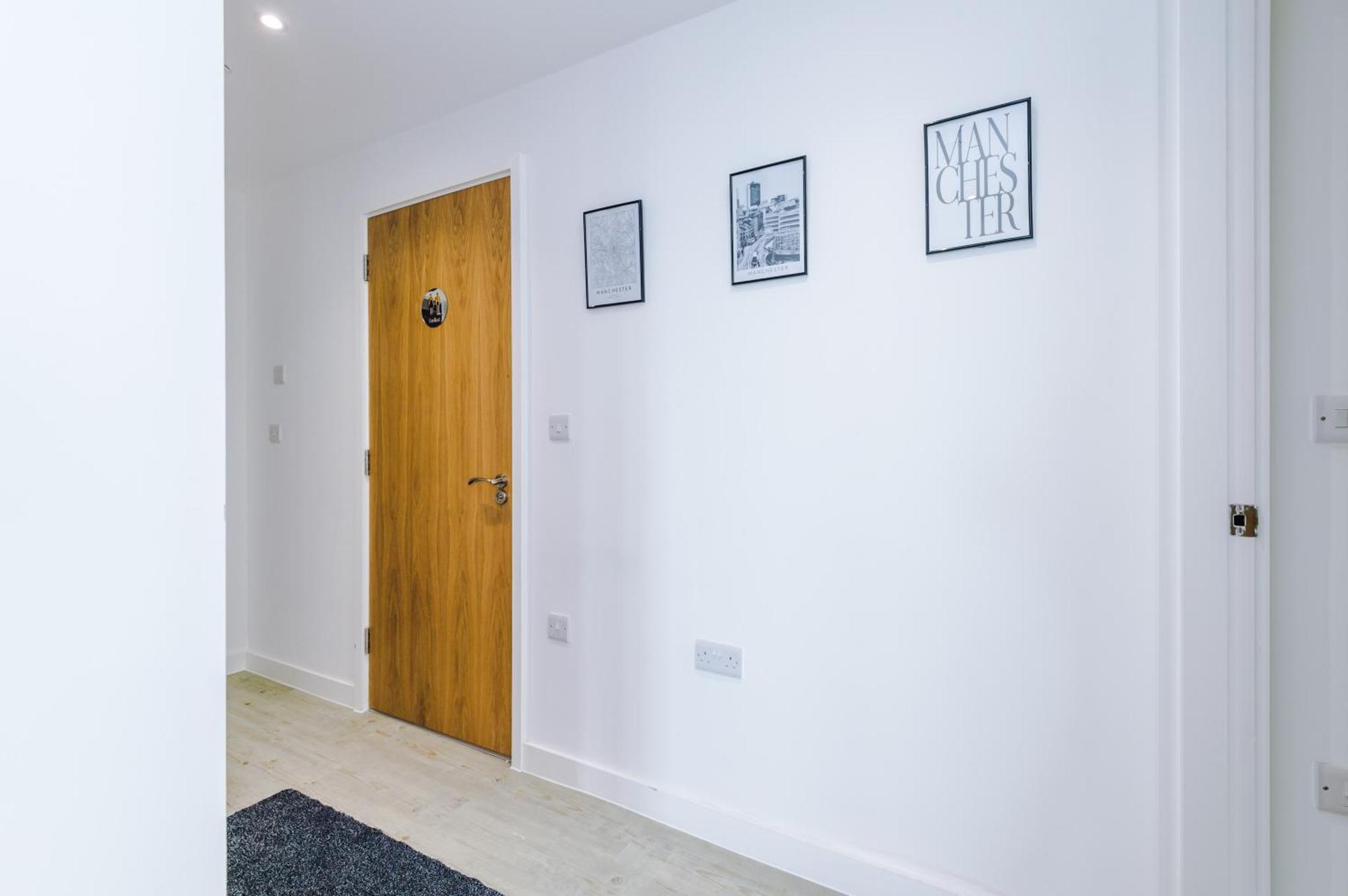 Stylish Apartment, Sleeps 6, Pool Table, Smart Tvs, Parking Available *