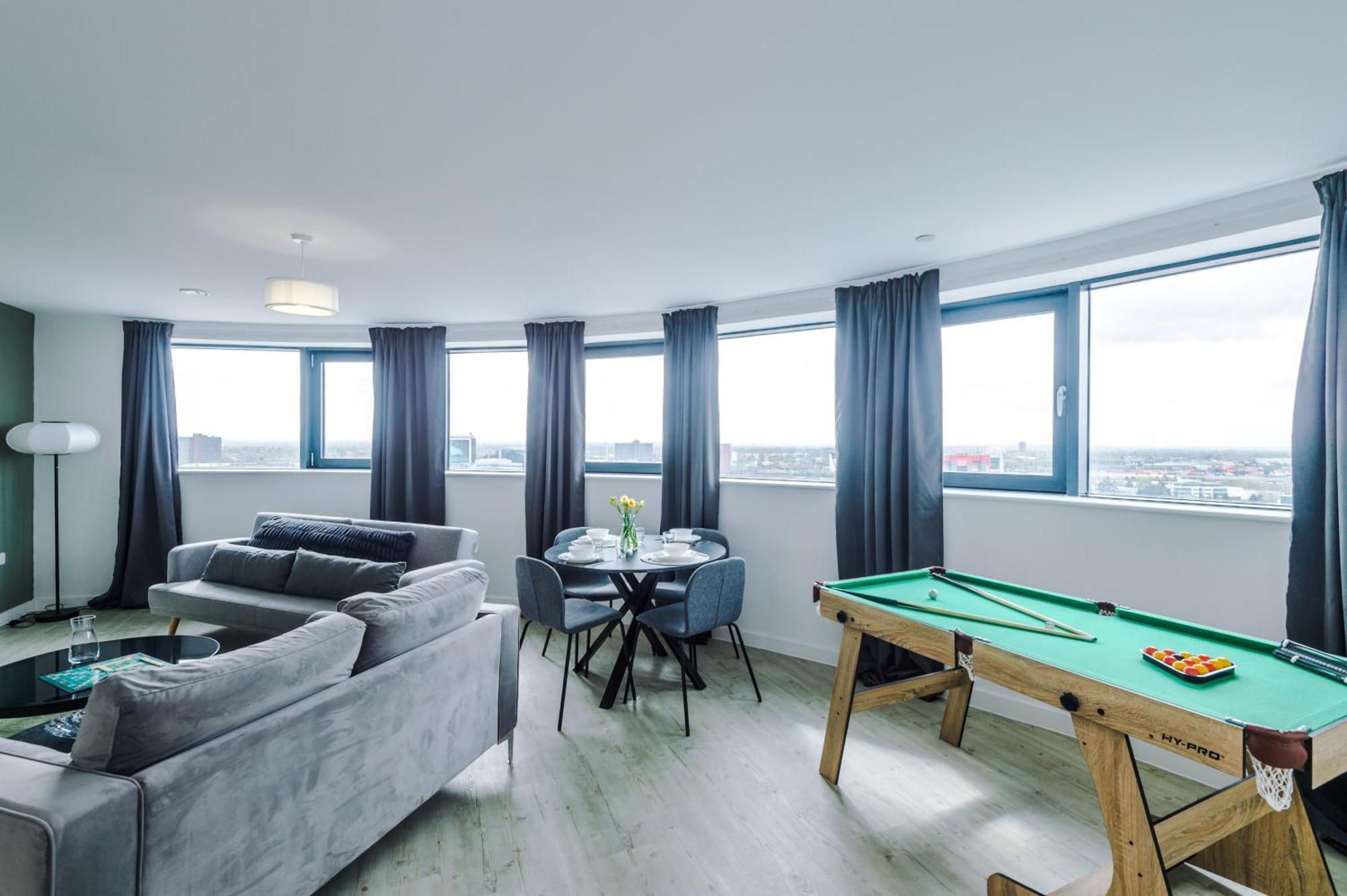 Apartment Stylish Apartment, Sleeps 6, Pool Table, Smart Tvs, Parking Available