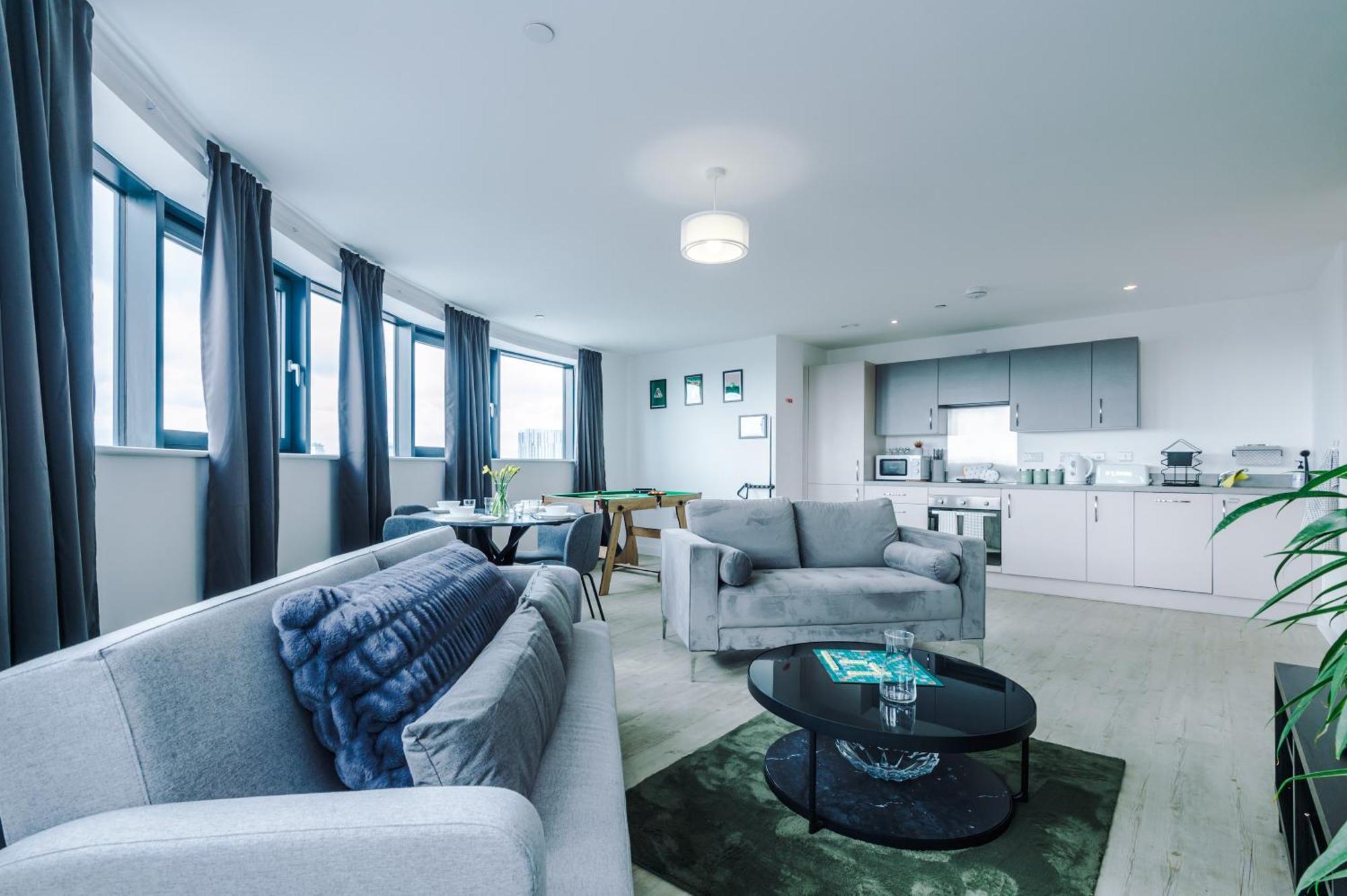 Stylish Apartment, Sleeps 6, Pool Table, Smart Tvs, Parking Available Apartment