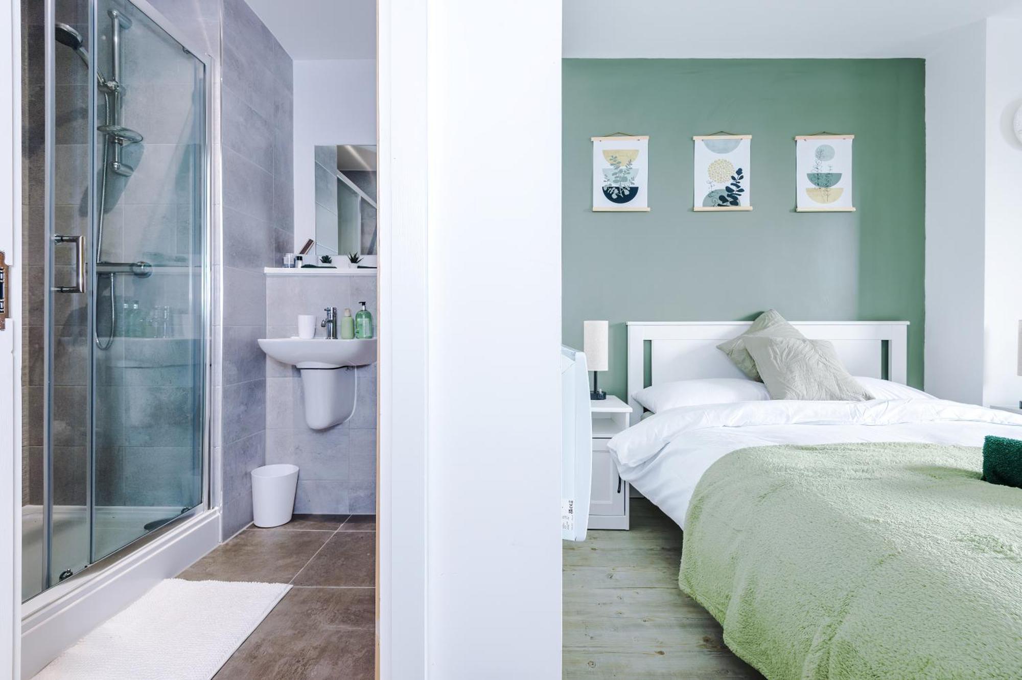 Stylish Apartment, Sleeps 6, Pool Table, Smart Tvs, Parking Available Manchester